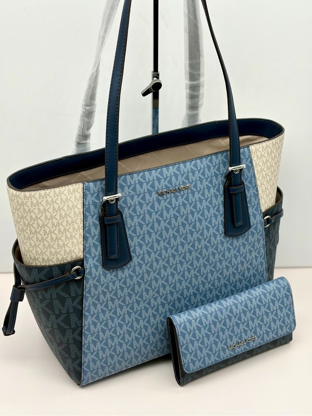 Michael Kors Voyager Color-Block Logo
Tote Shoulder Bag and Matching Wallet - Picture 7 of 16